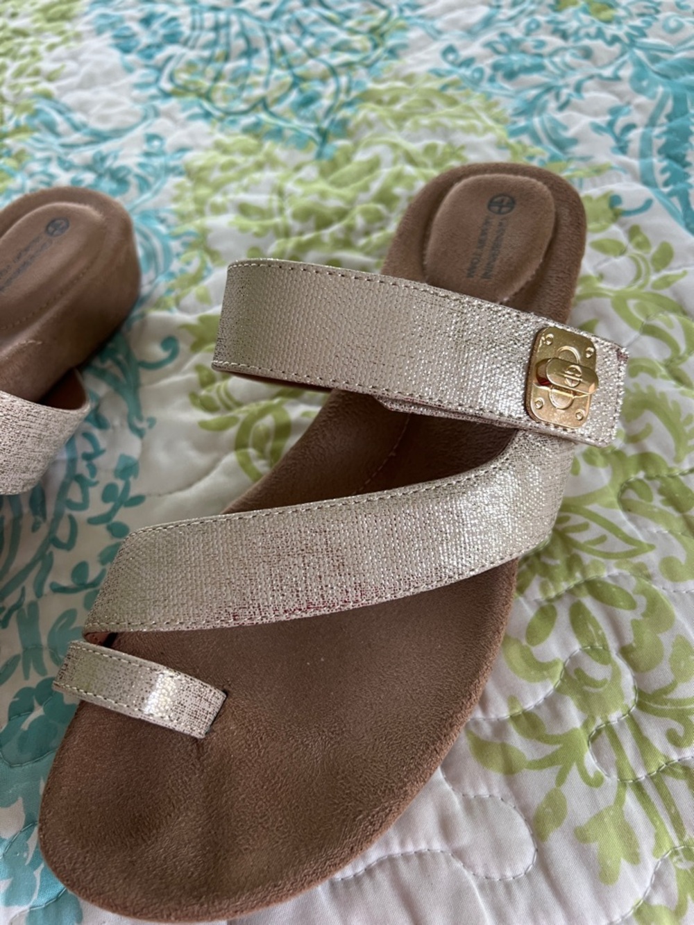 Giani Bernini Women’s Metallic Beige Slip-On Sandal with Gold Accent.Sz-8